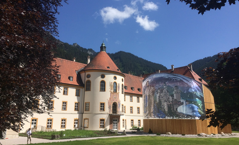 Anlässlich der Bayerischen Landesausstellung 2018 wurde im Klostergarten eigens ein Holzpavillon errichtet, in dem in einem rauschhaften Panorama die Vision des Königs real wird und der Besucher in die phantastische Gedankenwelt des Königs entführt wird.