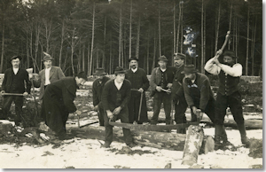 Winterliche Holzarbeit in Oberbiberg (Oberhaching), Fotografie/Postkarte, um 1910 (Digitalbild: Haus der Bayerischen Geschichte, Augsburg)